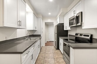 White Oak Terrace Apartments in Encino, CA - Foto de edificio - Building Photo