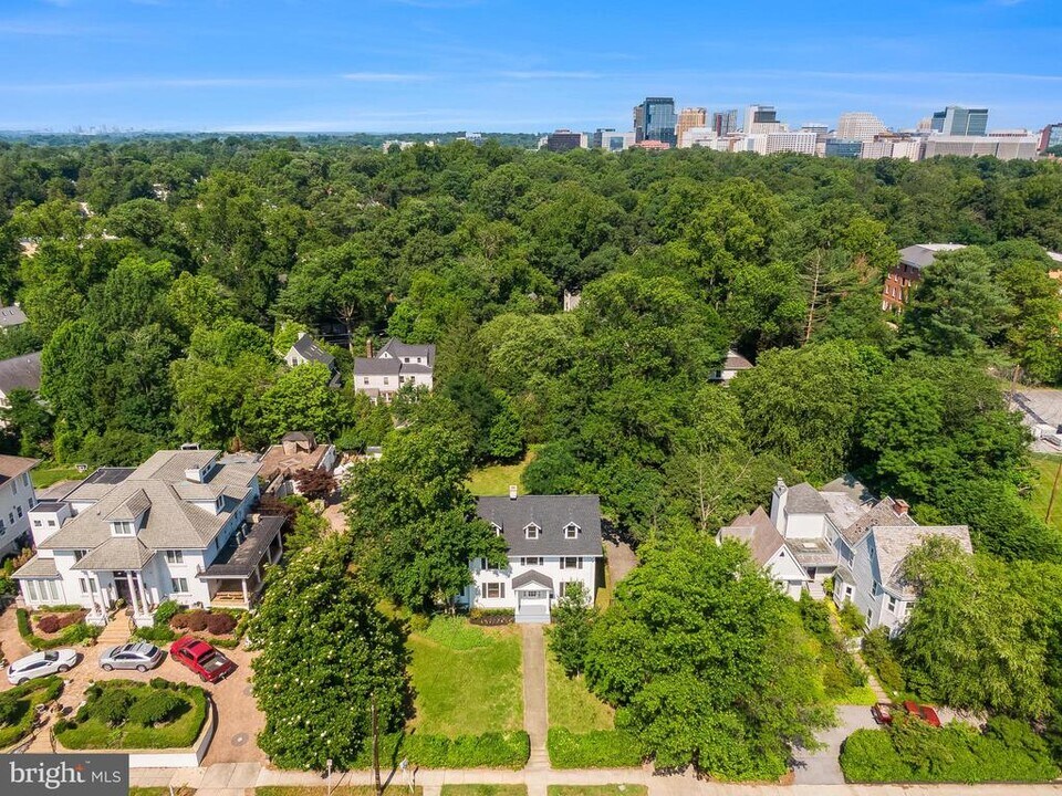 6818 Connecticut Ave in Chevy Chase, MD - Building Photo