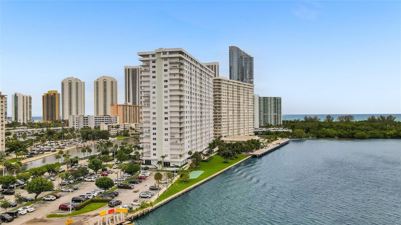 500 Bayview Dr, Unit #632 in Sunny Isles Beach, FL - Building Photo