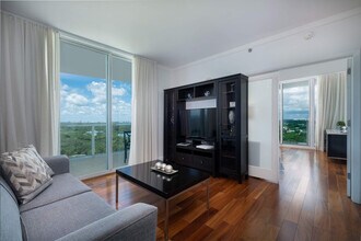 2889 McFarlane Rd, Unit SI ID1240596P in Miami, FL - Foto de edificio - Building Photo