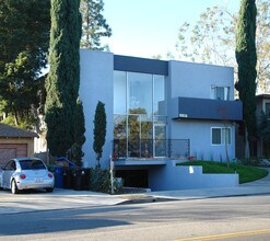 The Camarillo Avenue Apartments in North Hollywood, CA - Foto de edificio - Building Photo