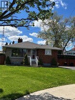 11 Cecilia Ct in Hamilton, ON - Building Photo