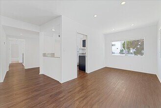5703 Hazeltine Ave in Los Angeles, CA - Building Photo - Building Photo