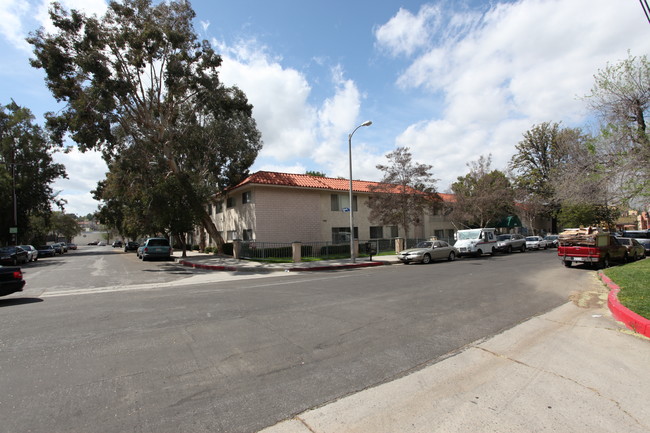 Penfield Apartments in Woodland Hills, CA - Building Photo - Building Photo