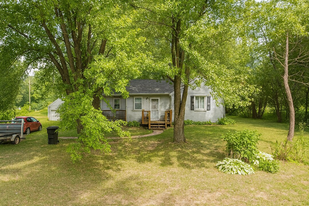 225 E 8th Ave in Stanley, WI - Building Photo