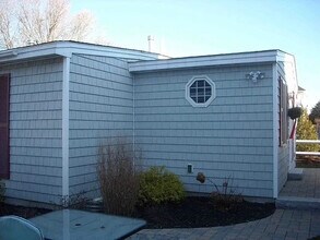 107 Kings Hwy in Hampton, NH - Foto de edificio - Building Photo