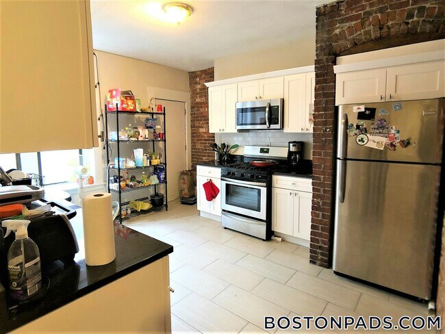 21 Cortes St, Unit 02 in Boston, MA - Building Photo - Building Photo