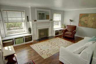 5417 48th Ave SW in Seattle, WA - Foto de edificio - Building Photo