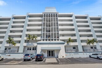 3051 NE 48th St in Fort Lauderdale, FL - Foto de edificio - Building Photo