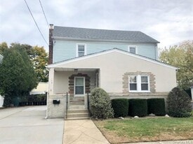 105 Burtis St in Lynbrook, NY - Building Photo