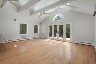 18 Old Orchard Rd in Greenwich, CT - Foto de edificio - Building Photo