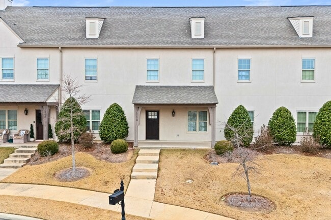 property at 2272 Pam Cir