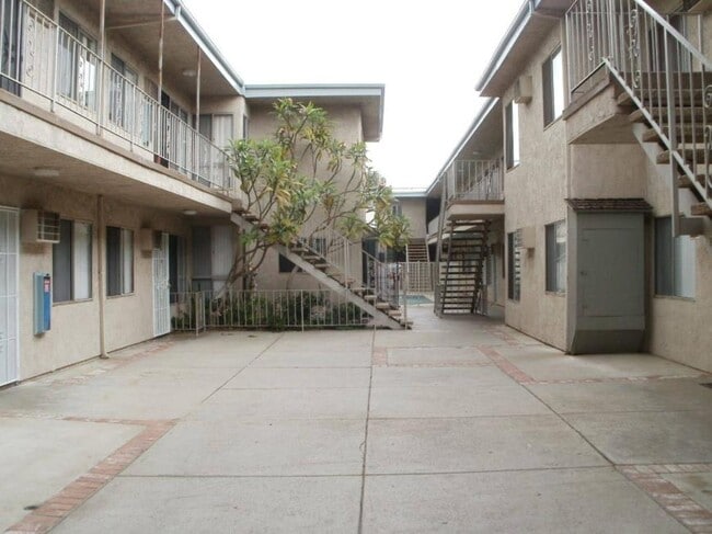 15537 Nordhoff St in Los Angeles, CA - Building Photo - Building Photo
