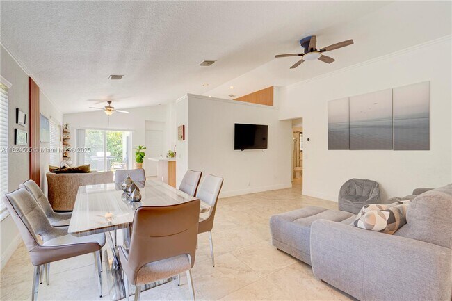 1482 Canary Island Dr in Weston, FL - Building Photo - Building Photo