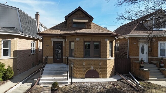 property at 2931 N Lowell Ave