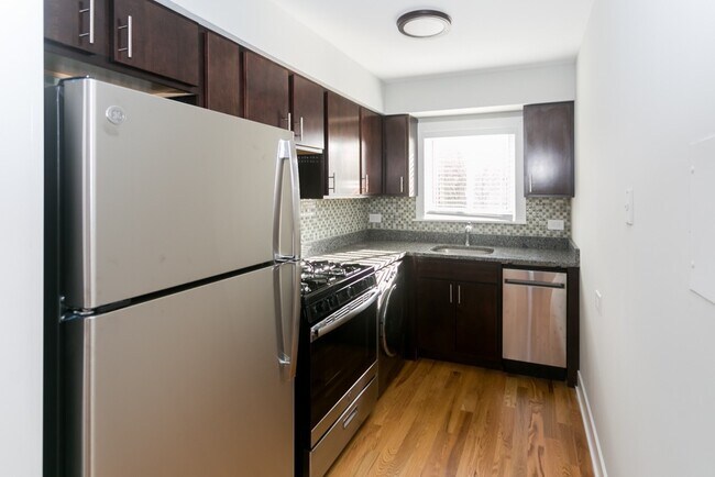 727 Elm Pl, Unit 201 in Highland Park, IL - Building Photo - Building Photo