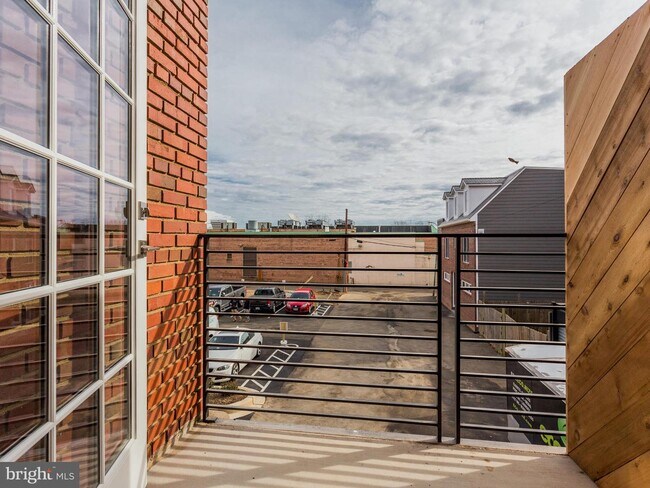 1324 E St SE-Unit -203 in Washington, DC - Foto de edificio - Building Photo