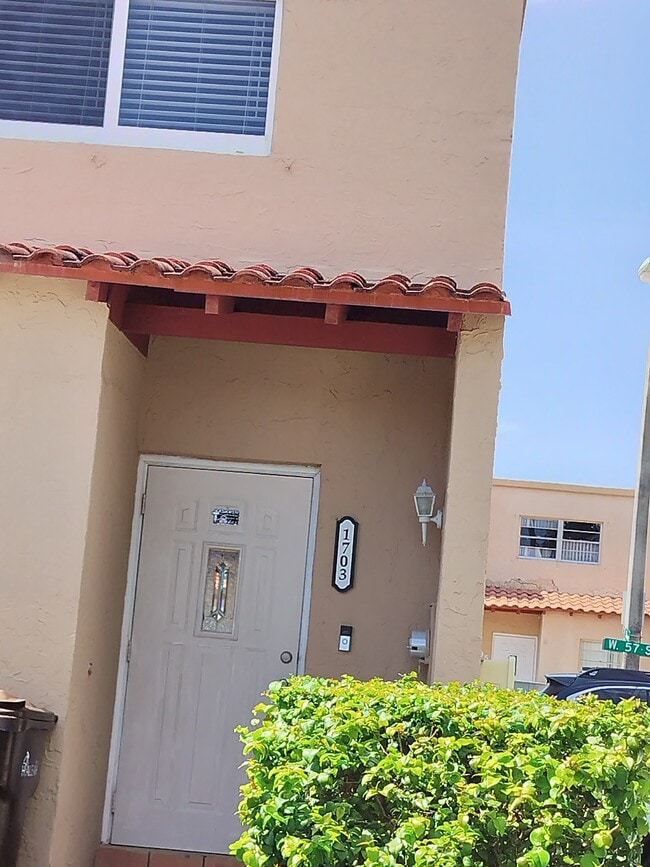 1703 W 56th Ter in Hialeah, FL - Foto de edificio - Building Photo