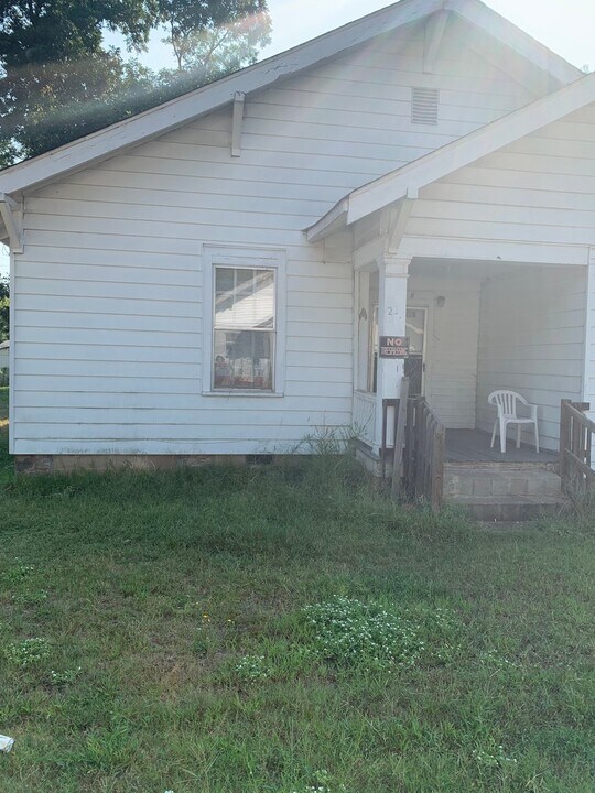 21 Sirrine St in Anderson, SC - Building Photo