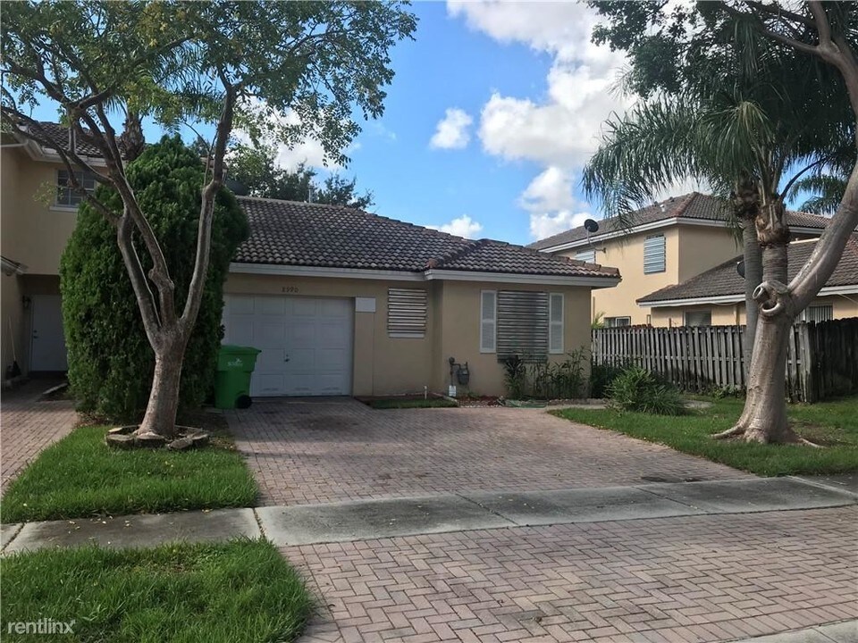 8990 NW 53rd Ct in Sunrise, FL - Building Photo