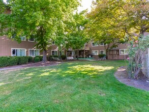 Glenwood Manor in Corvallis, OR - Building Photo - Building Photo