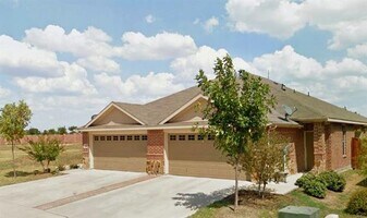 334 Armstrong Ln in Lavon, TX - Building Photo
