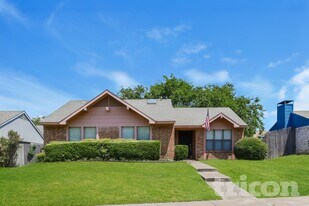 1015 Cedar Run Dr in Duncanville, TX - Building Photo