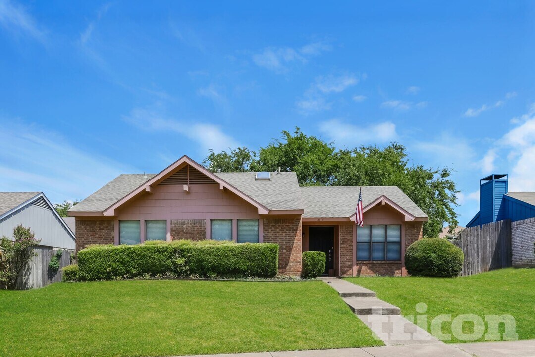1015 Cedar Run Dr in Duncanville, TX - Building Photo