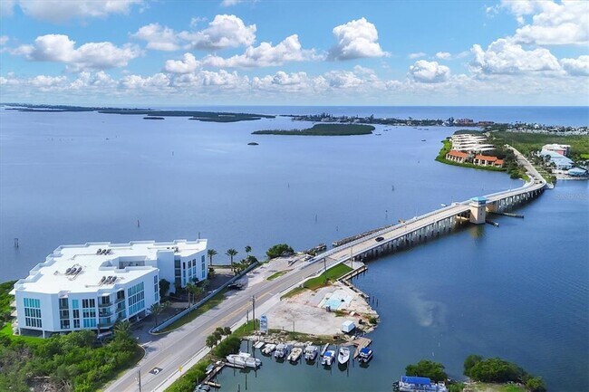 1375 Beach Rd in Englewood, FL - Foto de edificio - Building Photo