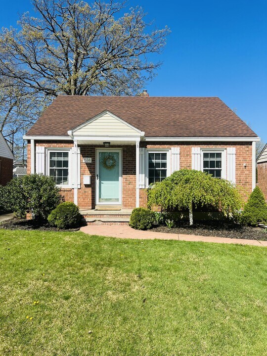 514 Huntmere Dr in Bay Village, OH - Building Photo