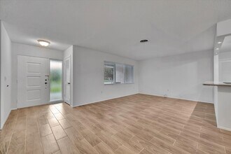 3111 Chase Cir in Sarasota, FL - Building Photo - Building Photo