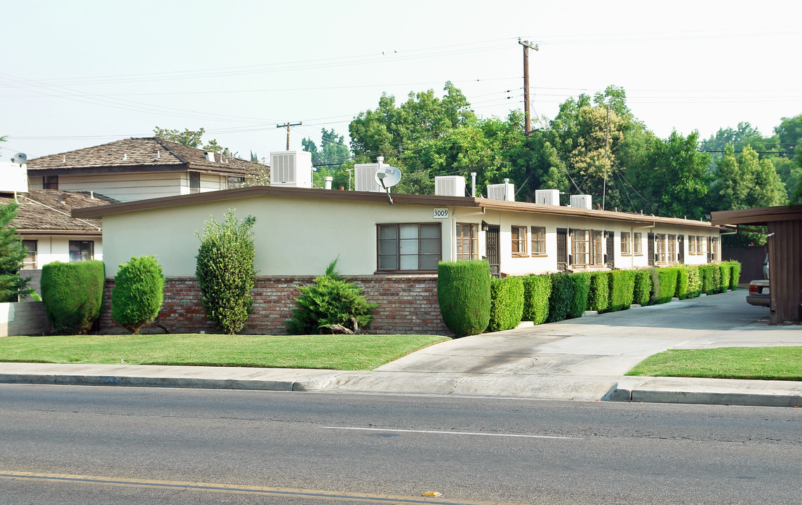 3009-3031 E Clinton Ave in Fresno, CA - Building Photo