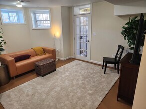 205 15th St NE, Unit B in Washington, DC - Foto de edificio - Building Photo