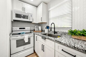 2310 Tiger Flowers Dr NW, Unit Guest Home in Atlanta, GA - Foto de edificio - Building Photo