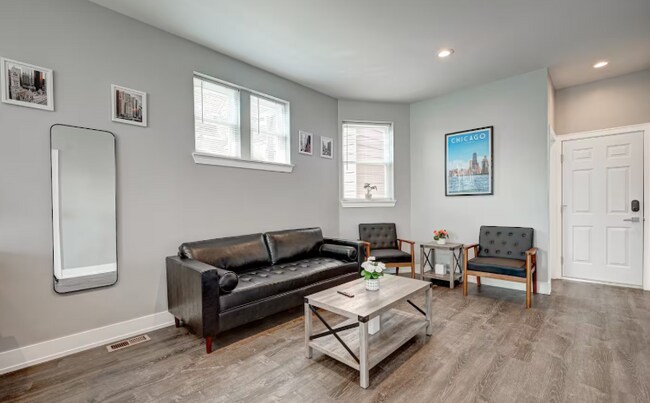 2433 S Oakley Ave in Chicago, IL - Building Photo - Building Photo