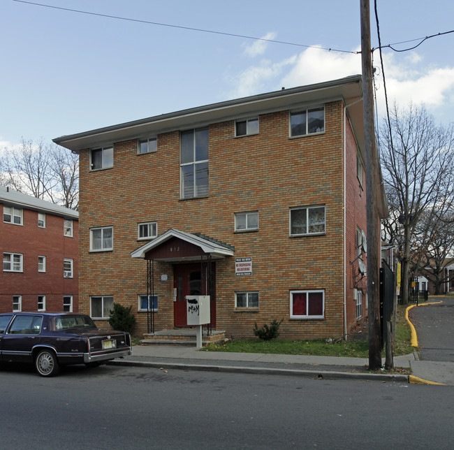 832 Grove St in Irvington, NJ - Foto de edificio - Building Photo