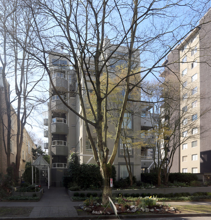 Kenwood Court in Vancouver, BC - Building Photo