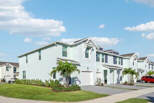 5719 SE Edgewater Cir in Stuart, FL - Building Photo