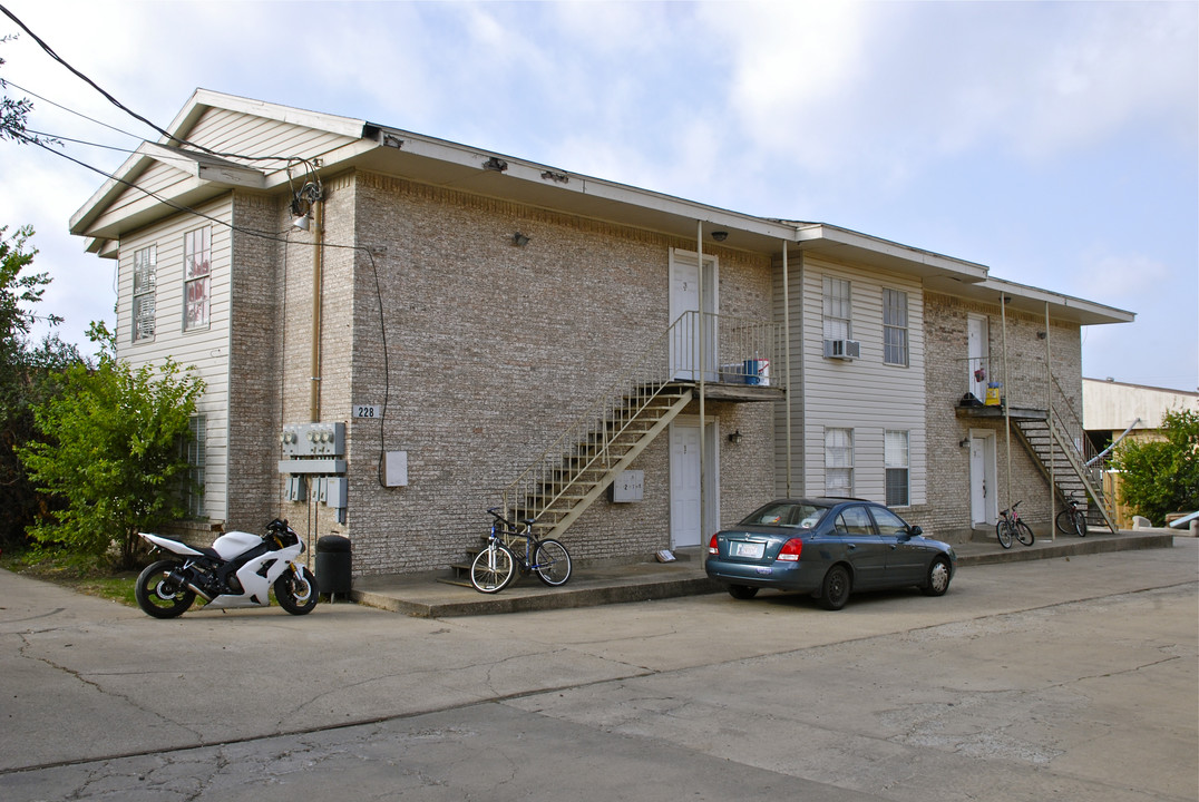 228 Avenue F in Denton, TX - Building Photo