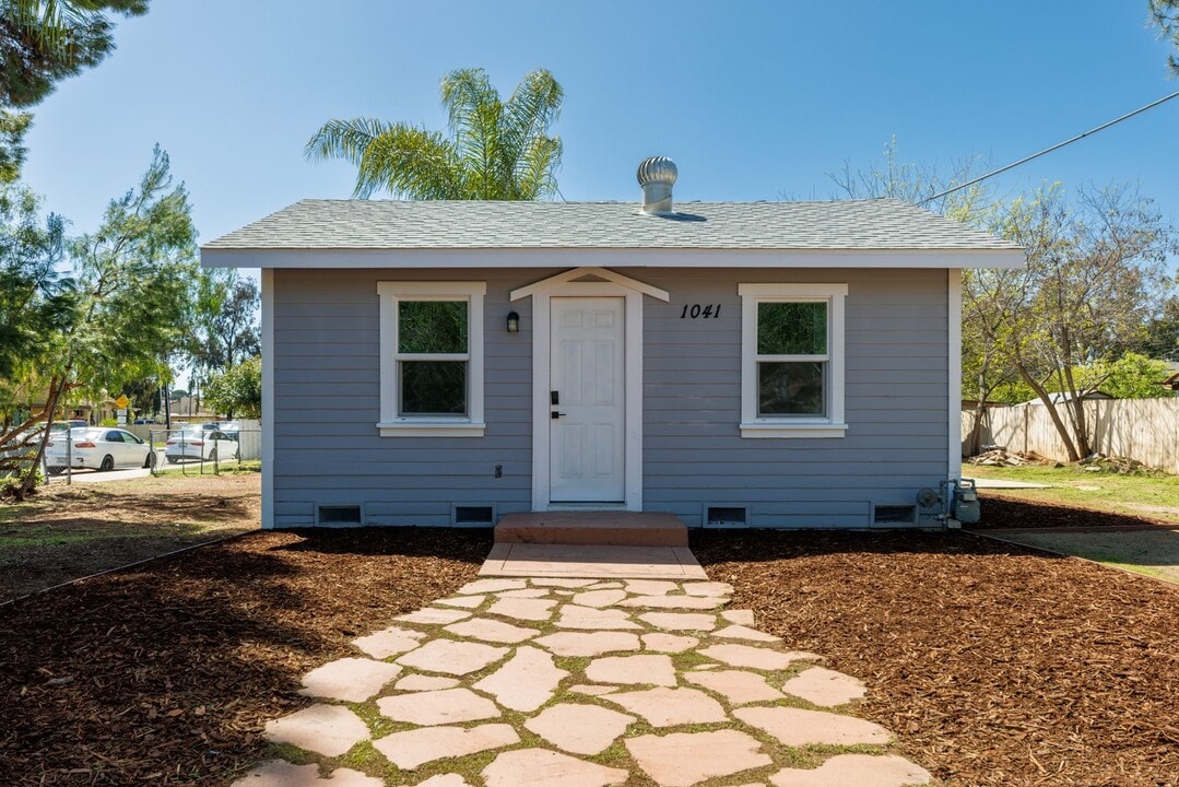 1041 S Orange St in Escondido, CA - Building Photo