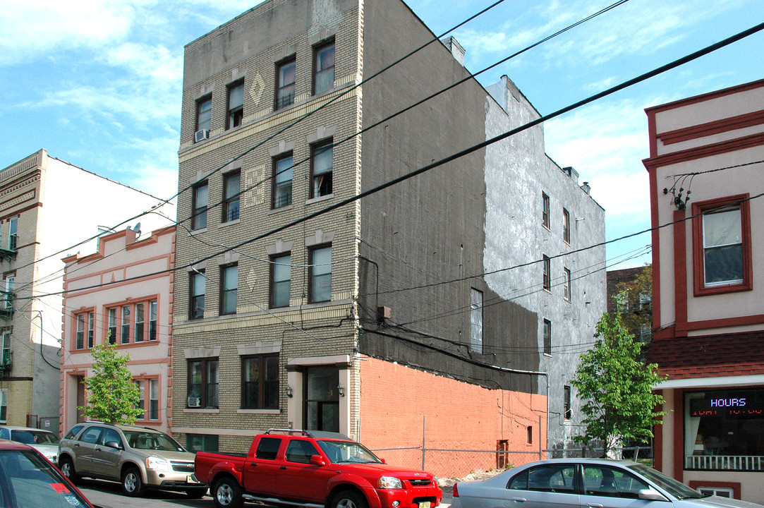 210 63rd St in West New York, NJ - Building Photo