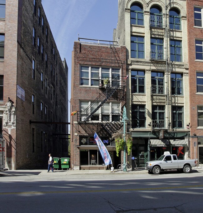 221 N Water St in Milwaukee, WI - Building Photo - Building Photo