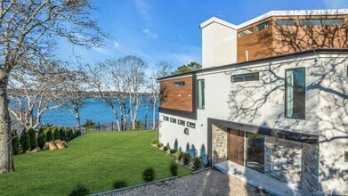 10 Bay View Dr in Hampton Bays, NY - Building Photo - Building Photo