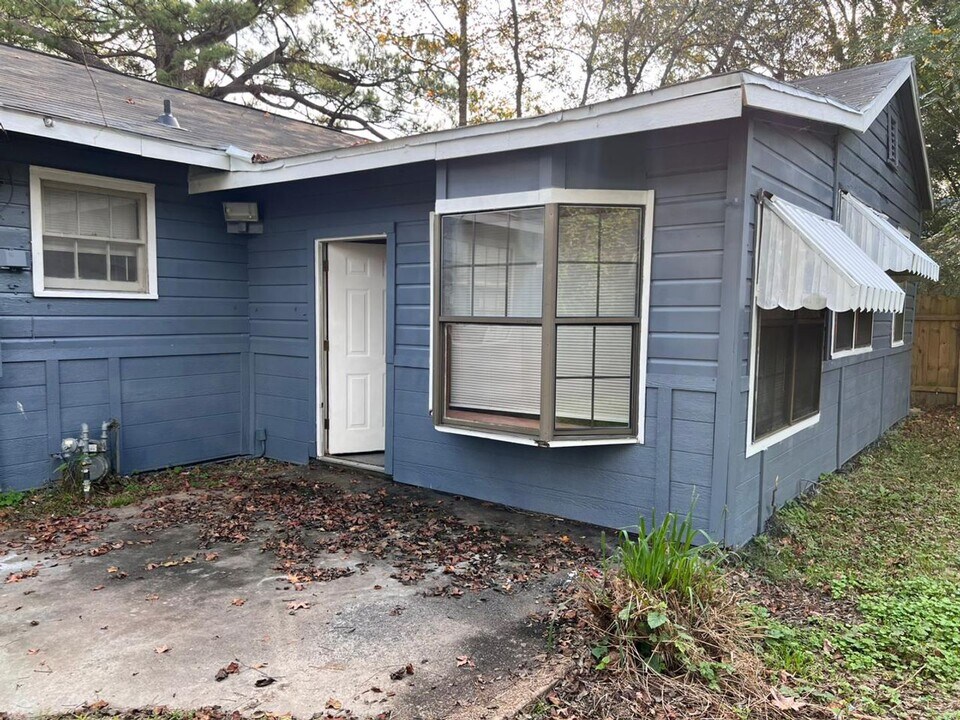 2 E Sunset Dr in Orange, TX - Building Photo