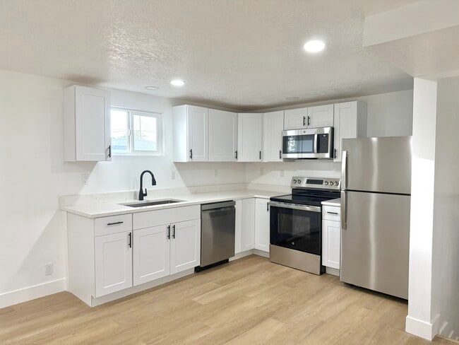 6369 S Senoma Dr in Holladay, UT - Building Photo - Building Photo