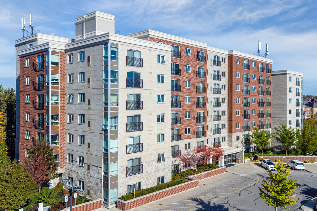 Villa Polonia Senior in Brampton, ON - Building Photo