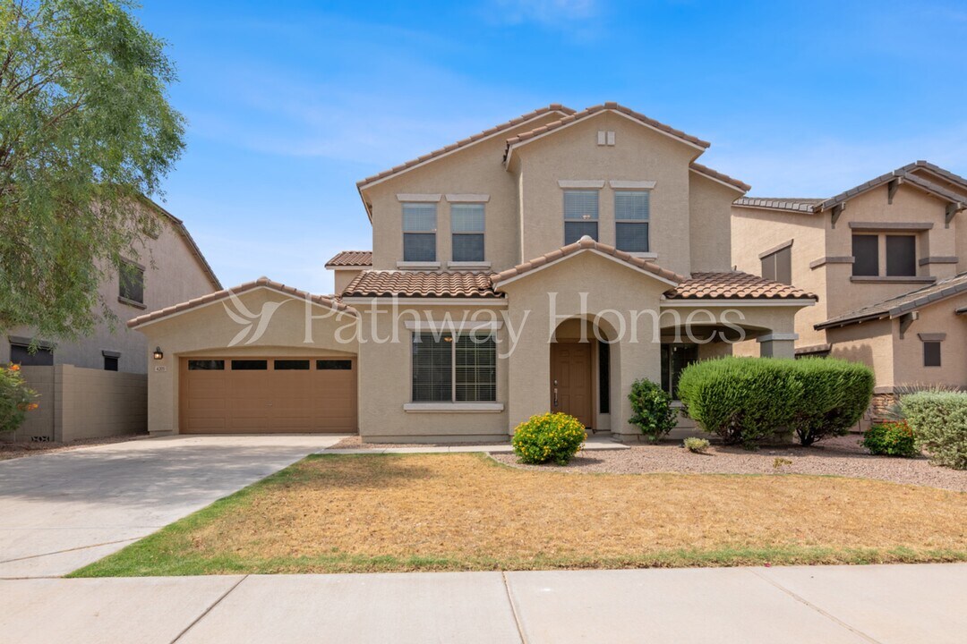 4205 E Del Rio Dr in Queen Creek, AZ - Foto de edificio