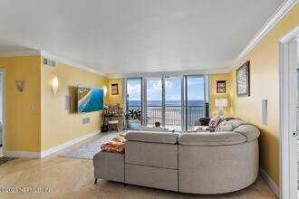 1601 Ocean Dr S, Unit 303 in Jacksonville Beach, FL - Foto de edificio - Building Photo