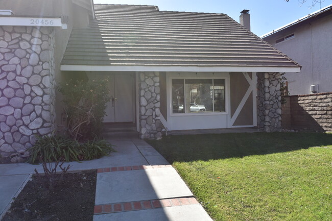 20456 Calhaven Dr in Santa Clarita, CA - Building Photo - Building Photo