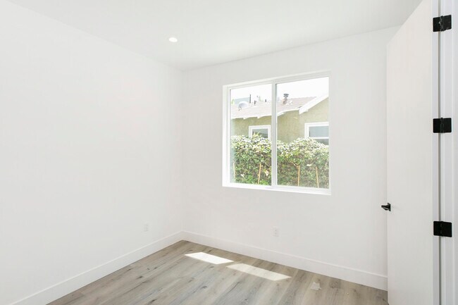 10851 1/2 Otsego St in North Hollywood, CA - Building Photo - Building Photo